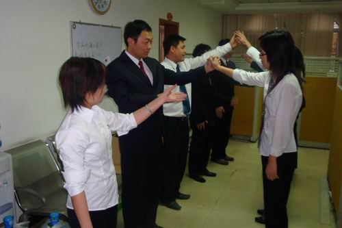 伸出我們的雙手，迎接2008年度員工聯(lián)歡會(huì)