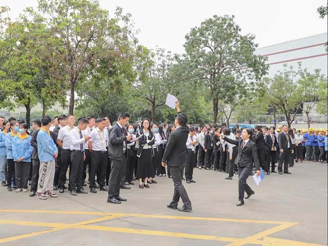 各部門正在進(jìn)行人員清點(diǎn)