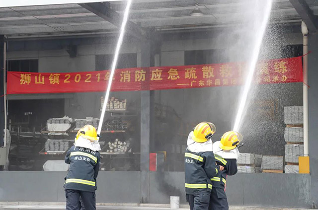 經(jīng)過南海區(qū)消防救援大隊(duì)大圃消防站的全力撲救火情得到有效控制