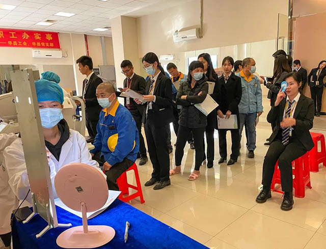 員工們輪流進(jìn)行視力檢查，整個(gè)過(guò)程井然有序。