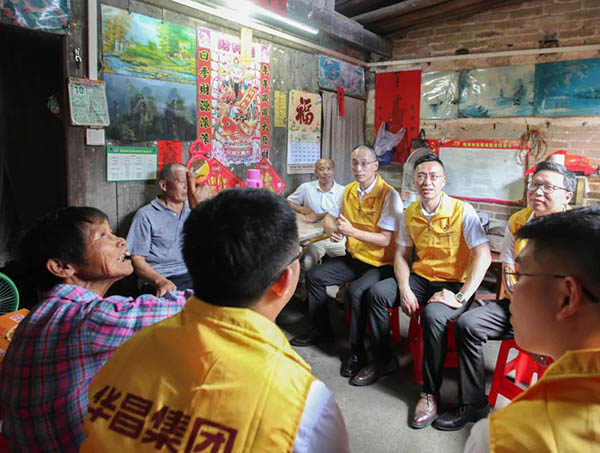 華昌集團(tuán)與賀江村落實(shí)了現(xiàn)金捐贈(zèng)、黨建結(jié)對(duì)共建、就業(yè)幫扶等事項(xiàng)