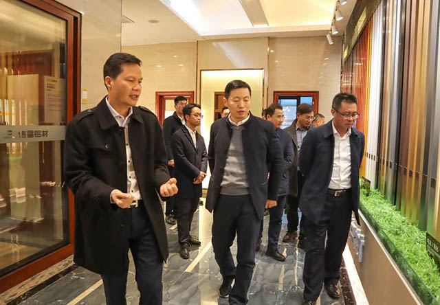 潘偉深董事長帶領(lǐng)領(lǐng)導參觀體驗館，并為其介紹華昌全鋁應用產(chǎn)業(yè)鏈