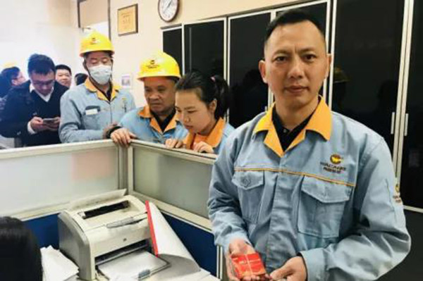 收到新年糖、購(gòu)物卡等新春福利，員工們展現(xiàn)出喜悅的笑容