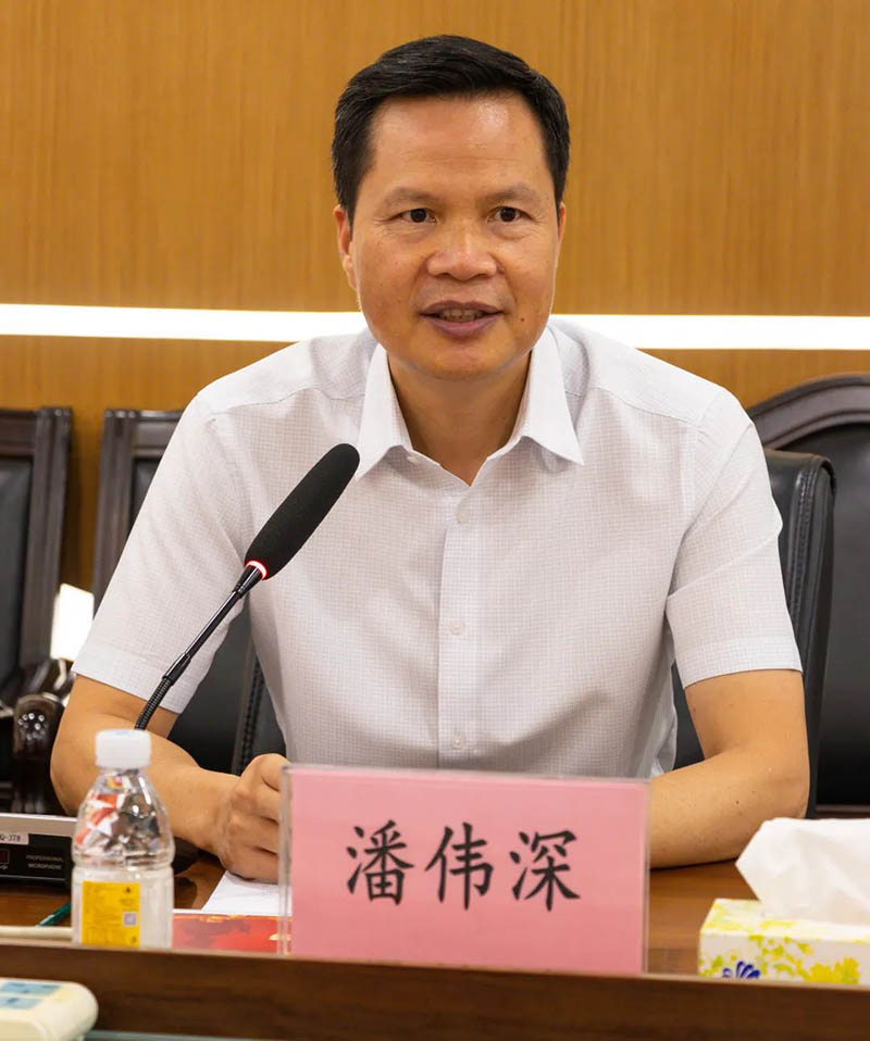 座談會(huì)上，潘董介紹了華昌集團(tuán)的經(jīng)營(yíng)與生產(chǎn)情況，反映了企業(yè)的困難與需求。