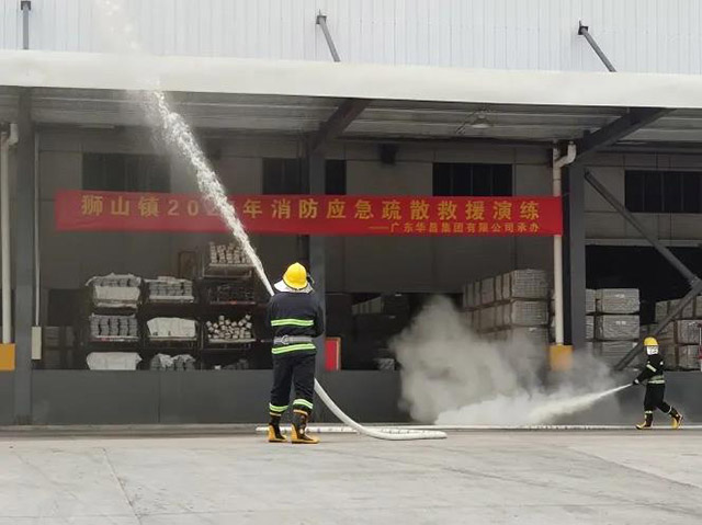 經(jīng)過南海區(qū)消防救援大隊(duì)大圃消防站的全力撲救火情得到有效控制