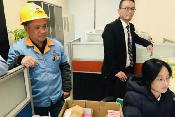 收到新年糖、購(gòu)物卡等新春福利，員工們展現(xiàn)出喜悅的笑容