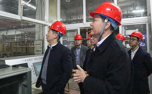 公司領(lǐng)導熱情接待并帶領(lǐng)管副市長一行人參觀車間