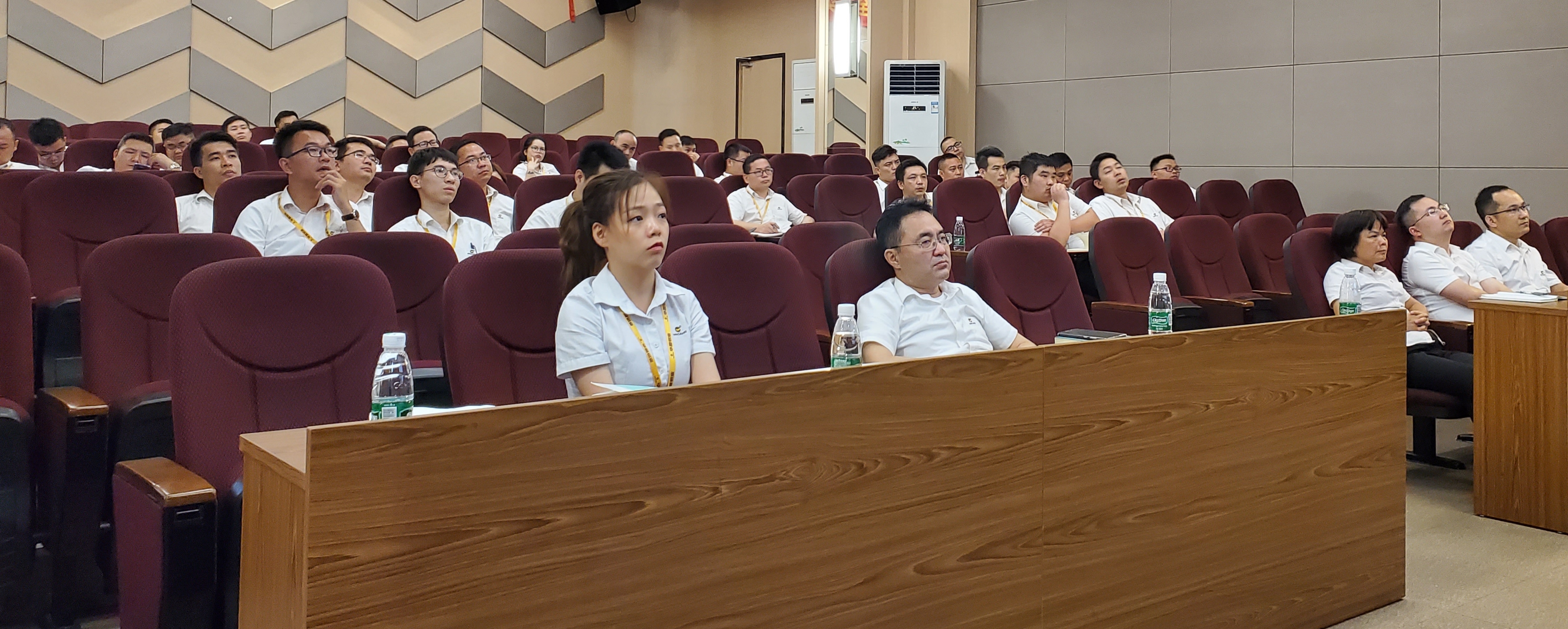 華昌第二期內(nèi)銷培訓(xùn)會(huì)：全力銷售，偉昌更好，我們更好